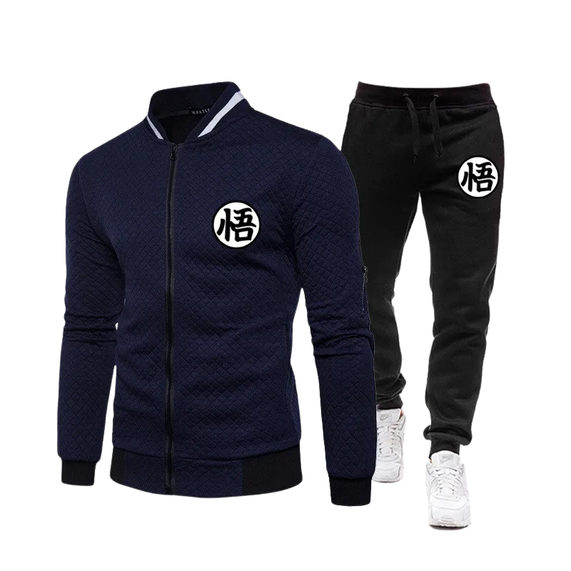 Set unique comprenant une veste matelassée bleu marine avec fermeture zippée et un pantalon jogging noir. Symbole Goku brodé pour les fans de Dragon Ball Z.