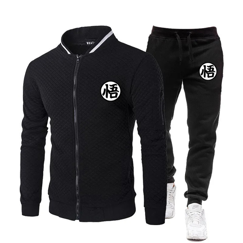Ensemble veste zippée matelassée noire avec logo Goku et pantalon de jogging assorti. Design élégant et confortable pour les fans de Dragon Ball.