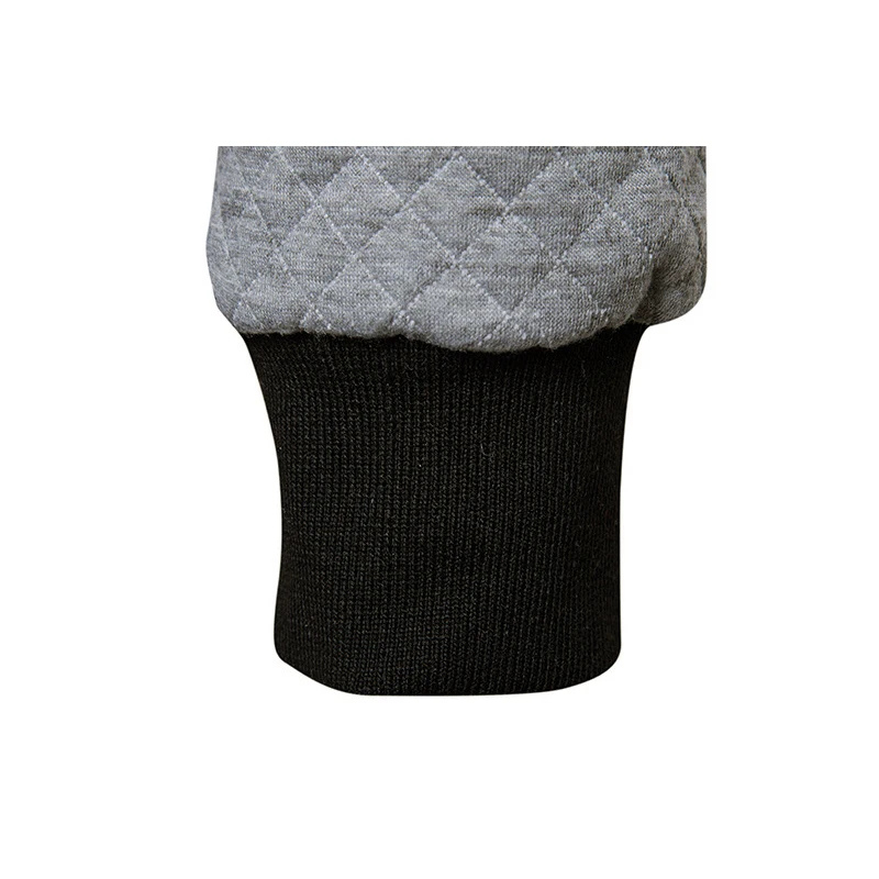 Zoom sur le poignet renforcé en tissu matelassé gris avec finition élastique noire, conçu pour une tenue ajustée et confortable.