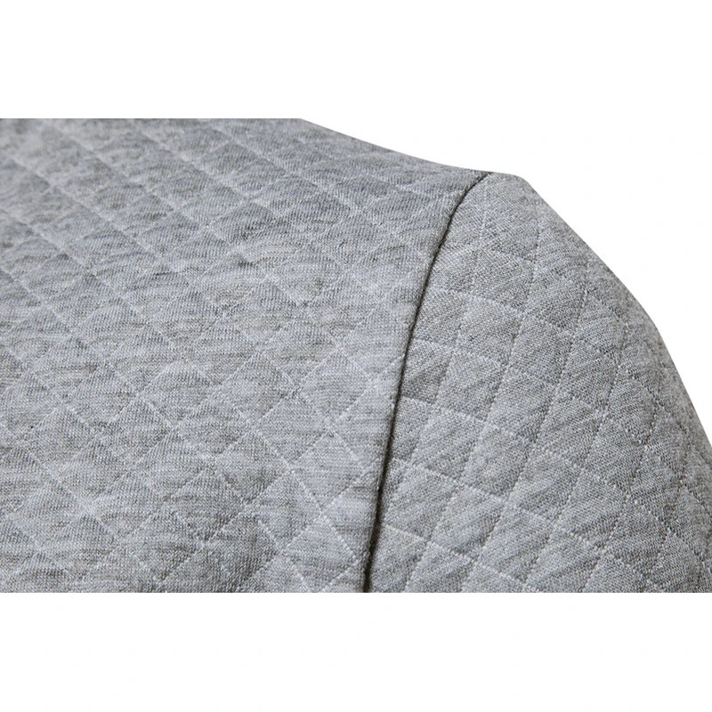 Détail du tissu matelassé gris offrant un design élégant et un confort exceptionnel pour cette veste moderne.
