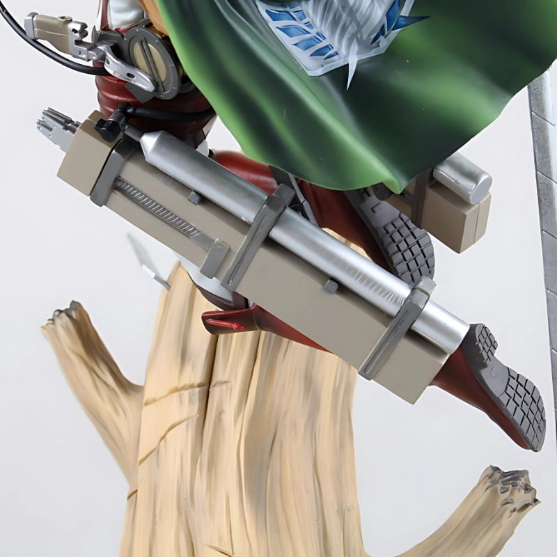 Détail de l'équipement de manœuvre tridimensionnel de Levi sur sa figurine, incluant les bottes, les lames et le harnais attaché à un tronc d'arbre