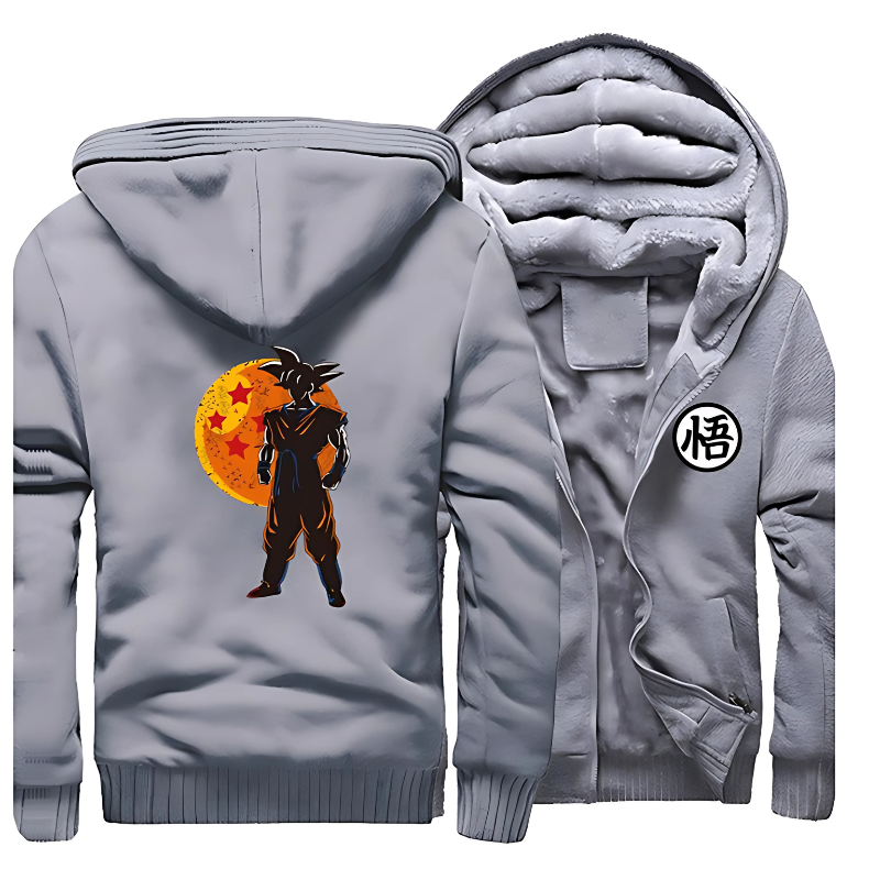 Veste grise doublée polaire avec motif de Goku devant une boule de cristal Dragon Ball Z, idéale pour les fans d'anime cherchant chaleur et style.