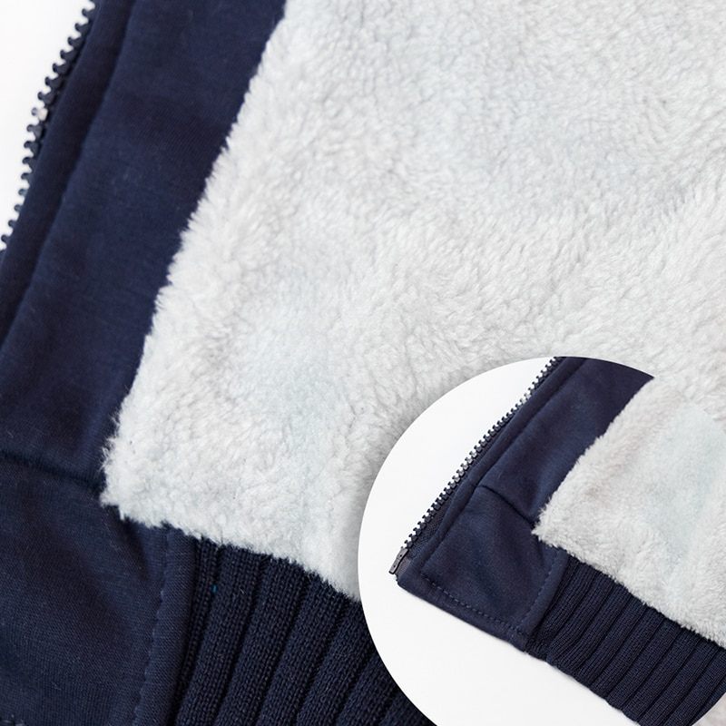 Zoom sur la doublure polaire ultra douce et le zip renforcé d'une veste chaude, parfaite pour les températures hivernales.