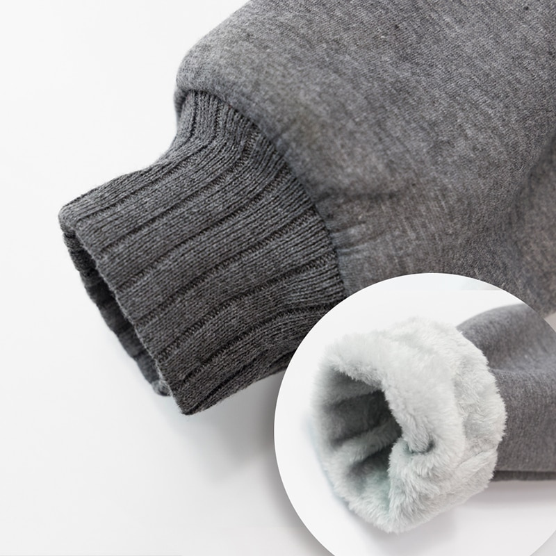 Gros plan sur les poignets élastiques avec une doublure polaire douce pour une meilleure isolation thermique.