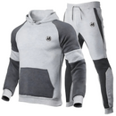 Ensemble unique avec un hoodie et un jogging assortis en gris clair et foncé, arborant le symbole emblématique de Goku de Dragon Ball. Parfait pour les fans de l'univers Dragon Ball, alliant confort et style.