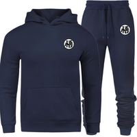 Ensemble de survêtement bleu marine Dragon Ball Z, comprenant un sweat à capuche et un pantalon assorti. Le symbole "悟" blanc est visible sur le haut et le bas, parfait pour les fans de Goku.