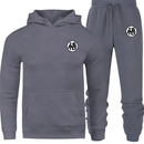 Ensemble de survêtement gris foncé Dragon Ball Z, comprenant un sweat à capuche et un pantalon assorti. Le symbole "悟" blanc est apposé sur le haut et le bas pour un look unique et inspiré de Goku.