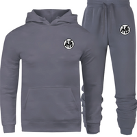 Ensemble de survêtement gris foncé Dragon Ball Z, comprenant un sweat à capuche et un pantalon assorti. Le symbole "悟" blanc est apposé sur le haut et le bas pour un look unique et inspiré de Goku.