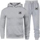 Ensemble jogging Dragon Ball Z composé d’un sweat à capuche gris clair et d’un pantalon assorti, ornés du symbole japonais "悟". Une tenue élégante et confortable idéale pour les fans de manga et d’anime.