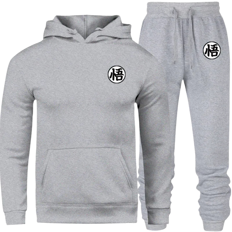 Ensemble jogging Dragon Ball Z composé d’un sweat à capuche gris clair et d’un pantalon assorti, ornés du symbole japonais "悟". Une tenue élégante et confortable idéale pour les fans de manga et d’anime.