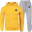 Ensemble jogging Dragon Ball Z composé d’un sweat à capuche jaune vif et d’un pantalon gris clair, tous deux ornés du symbole japonais "悟". Parfait pour les fans de manga et d’anime recherchant un look sportif et éclatant.