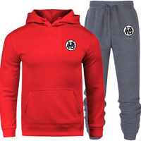 Ensemble jogging Dragon Ball Z composé d’un sweat à capuche rouge vif et d’un pantalon gris, décoré du symbole "悟" sur la poitrine et la jambe. Idéal pour les fans recherchant style et confort.