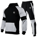 Tenue complète comprenant un hoodie noir et gris avec capuche et un jogging assorti, décorés du symbole emblématique de Goku de la série Dragon Ball. Idéal pour les passionnés du manga, ce set combine style et confort.