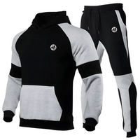 Tenue complète comprenant un hoodie noir et gris avec capuche et un jogging assorti, décorés du symbole emblématique de Goku de la série Dragon Ball. Idéal pour les passionnés du manga, ce set combine style et confort.