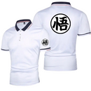 Polo Dragon Ball Z blanc avec le symbole Kanji "悟" emblématique de Goku, imprimé sur la poitrine, la manche et le dos. Fabriqué en tissu respirant et à séchage rapide, ce polo offre confort et élégance pour les fans de manga et d'anime.