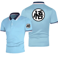 Polo Dragon Ball Z bleu inspiré de l'uniforme de Goku, orné du symbole Kanji "悟" imprimé sur la poitrine et dans le dos. Conçu en tissu respirant et à séchage rapide, il offre un confort optimal pour les fans de manga et d'anime.