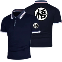  Polo Dragon Ball Z bleu marine inspiré de l'uniforme légendaire de Goku, orné du symbole Kanji "悟" imprimé sur la poitrine, la manche et le dos. Conçu en tissu respirant et à séchage rapide, ce polo offre confort et style pour les fans de manga et d'anime.