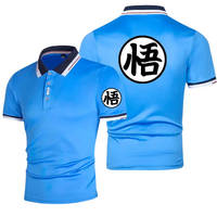 Polo Dragon Ball Z bleu clair inspiré de l'uniforme emblématique de Goku, arborant le symbole Kanji "悟" imprimé sur la poitrine et le dos. Fabriqué en tissu respirant et séchage rapide, il allie confort et style pour les passionnés de manga et d'anime.