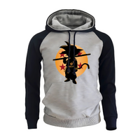 Sweat à capuche gris clair avec manches navy et silhouette de Goku enfant devant une lune orange ornée d'étoiles, inspiré de l'univers Dragon Ball, parfait pour un look casual et geek.

