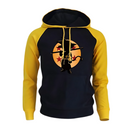 Sweat à capuche bleu marine avec manches jaunes et silhouette de Goku enfant devant une lune orange avec étoiles, design inspiré de l'univers Dragon Ball, parfait pour les fans de manga et de mode streetwear.