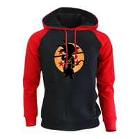 Sweat à capuche noir avec manches rouges et silhouette de Goku enfant devant une lune orange ornée d'étoiles, inspiré de l'univers Dragon Ball, parfait pour un look dynamique et geek.