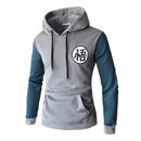 Sweat à capuche gris clair avec manches bleu foncé et logo kanji "悟" imprimé sur la poitrine, inspiré de l'univers Dragon Ball, idéal pour un look décontracté et geek