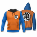 Sweat à capuche orange et bleu inspiré de Goku, présentant le symbole "Kame" imprimé sur la poitrine et le dos. Les manches bleues et la capuche noire offrent un contraste élégant, tandis que le design reste fidèle à l'esprit emblématique de Dragon Ball.