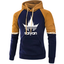 Sweat à capuche bleu marine avec manches camel, logo Saiyan imprimé sur la poitrine et inscription "Sports" sur les manches, style streetwear et sportif, idéal pour les amateurs de mode et de manga.