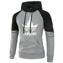 Sweat à capuche gris clair avec manches noires contrastantes, logo Saiyan imprimé sur la poitrine et inscription "Sports" sur les manches, parfait pour un look streetwear et décontracté inspiré des mangas.