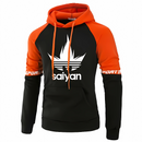 Sweat à capuche noir avec manches orange contrastantes, logo Saiyan imprimé sur la poitrine et inscription "Sports" sur les manches, idéal pour un look dynamique et inspiré de l'univers manga.