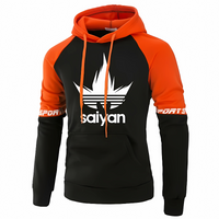 Sweat à capuche noir avec manches orange contrastantes, logo Saiyan imprimé sur la poitrine et inscription "Sports" sur les manches, idéal pour un look dynamique et inspiré de l'univers manga.