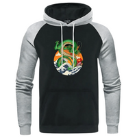 Sweat à capuche noir avec manches grises, illustré de Shenron, le dragon légendaire de Dragon Ball Z. Ce design intègre des éléments inspirés de l’art japonais et offre un look unique et confortable pour les fans de manga et d’anime.
