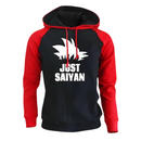 Sweat à capuche noir avec manches rouges, texte blanc "Just Saiyan" et motif cheveux Saiyan sur la poitrine, parfait pour un style geek et urbain.