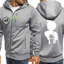 Affichez votre côté rebelle avec ce sweat à capuche zippé gris clair, rehaussé du légendaire logo Majin "M" en blanc sur la poitrine et le dos. Idéal pour une allure à la fois élégante et décontractée, ce sweat combine confort et style. Les accents verts fluorescents sur les fermetures éclair et les cordons ajoutent une touche moderne et dynamique. Conçu pour offrir chaleur et douceur, il est parfait pour les fans de mode urbaine et de culture geek.