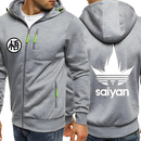Élevez votre style avec ce sweat à capuche zippé gris clair, parfait pour les amateurs de mode et de culture pop. Orné d'un logo japonais "悟" sur la poitrine et d'un design saisissant "Saiyan" blanc au dos, ce vêtement est conçu pour allier confort et style urbain.