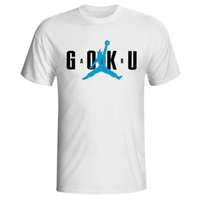 T-shirt Dragon Ball Z Goku blanc avec un design inspiré du logo Air Jordan, représentant Goku en plein saut avec une boule de cristal. Confectionné en tissu respirant et à séchage rapide pour un confort optimal.
