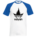 T-shirt Dragon Ball Z Saiyan blanc avec manches bleues, affichant un logo stylisé représentant les cheveux emblématiques des Saiyans, conçu en tissu respirant à séchage rapide pour un confort optimal.