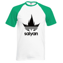 T-shirt Dragon Ball Z Goku Saiyan blanc avec manches vertes, arborant un logo emblématique représentant les cheveux caractéristiques de Goku en mode Saiyan, fabriqué en tissu respirant et à séchage rapide pour un confort optimal.