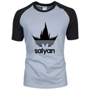 T-shirt Dragon Ball Z Goku Saiyan gris avec manches noires, affichant un logo emblématique représentant les cheveux caractéristiques de Goku en mode Saiyan, conçu en tissu respirant et à séchage rapide pour un confort optimal.