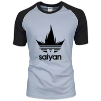 T-shirt Dragon Ball Z Goku Saiyan gris avec manches noires, affichant un logo emblématique représentant les cheveux caractéristiques de Goku en mode Saiyan, conçu en tissu respirant et à séchage rapide pour un confort optimal.