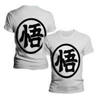 T-shirt Dragon Ball Z Goku blanc classique, orné du symbole Kanji distinctif, fabriqué en tissu respirant et confortable, idéal pour un look manga élégant et décontracté.