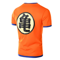 T-shirt Dragon Ball Z Goku orange et bleu avec le symbole Kame imprimé au dos, conçu en tissu respirant à séchage rapide, parfait pour les fans du manga emblématique.