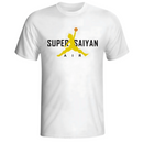 T-shirt Dragon Ball Z Super Saiyan blanc avec un design inspiré du logo Air Jordan, représentant un Super Saiyan en plein saut avec une boule de cristal. Fabriqué en tissu respirant et à séchage rapide pour un confort optimal.