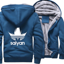 Veste d'hiver bleue "Saiyan" avec doublure polaire, design manga inspiré du logo Adidas. Idéale pour affronter le froid tout en restant stylé.

