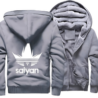 Veste d'hiver grise "Saiyan" doublée en polaire, design inspiré de l'univers manga et du style Adidas. Parfaite pour rester au chaud avec style.

