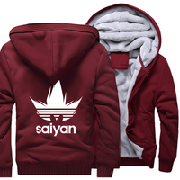 Veste d'hiver rouge "Saiyan" avec intérieur doublé en polaire, inspirée du style Adidas et de l'univers manga. Parfaite pour rester au chaud avec style.

