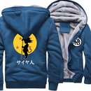 Veste Dragon Ball bleue avec doublure polaire chaude. Silhouette Saiyan noire sur fond lune jaune avec étoiles rouges et inscription "サイヤ人" (Saiyan) au dos. Logo "悟" blanc à l'avant pour un style inspiré de l'univers Dragon Ball.