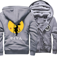 Veste Dragon Ball grise avec doublure polaire chaude. Silhouette Saiyan noire sur fond lune jaune étoilée avec inscription "サイヤ人" (Saiyan) au dos. Logo "悟" à l'avant pour un look authentique inspiré de l'univers Dragon Ball.