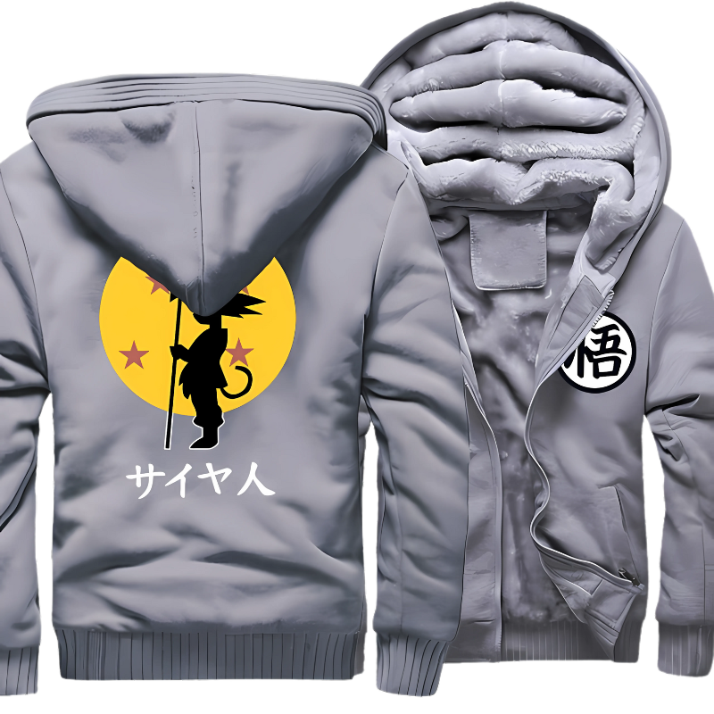 Veste Dragon Ball grise avec doublure polaire chaude. Silhouette Saiyan noire sur fond lune jaune étoilée avec inscription "サイヤ人" (Saiyan) au dos. Logo "悟" à l'avant pour un look authentique inspiré de l'univers Dragon Ball.