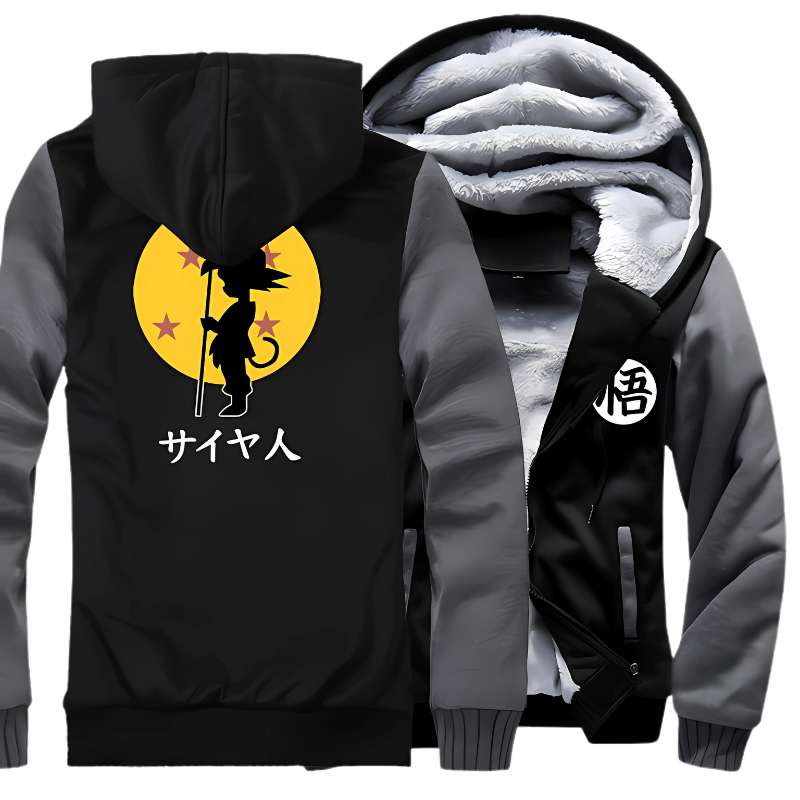 Veste Dragon Ball noire avec manches grises pour homme. Design silhouette Saiyan devant une lune jaune étoilée et inscription "サイヤ人" (Saiyan) au dos. Doublure polaire épaisse pour un confort maximal et chaleur. Logo emblématique "悟" à l'avant.